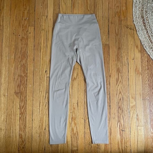 437 Leggings in Latte (M) - Picture 4 of 5